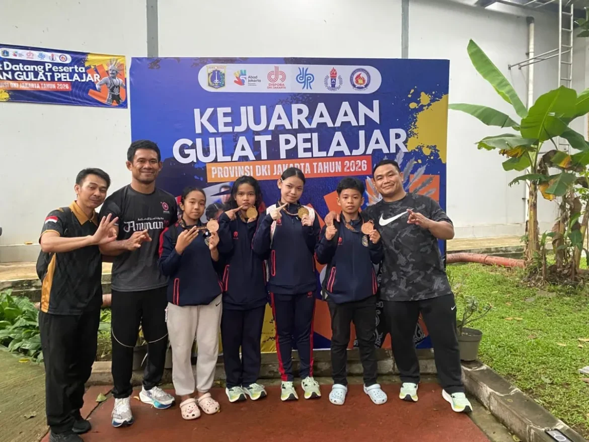 Atlet gulat junior Kalsel saat mengikuti Kejuaraan Gulat Tingkat Pelajar Provinsi DKI Jakarta 2026 di GOR Pusat Pelatihan Olahraga Pelajar (PPOP) Jakarta. (foto: ist/brt)