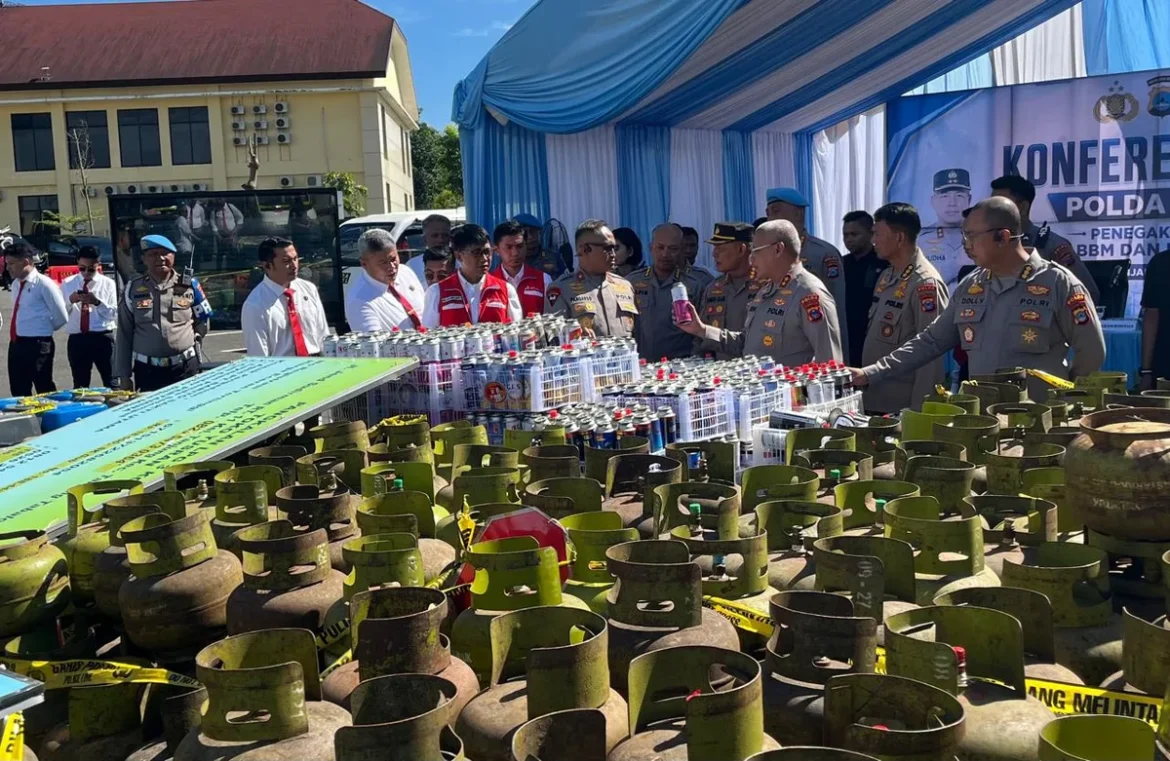 Kapolda Kalsel Irjen Pol Dr Rosyanto Yudha Hermawan bersama Ditreskrimsus dan para PJU, memperlihatkan barang bukti G yang disalahgunakan, saat konferensi pers, Senin (4/5/2026). (Foto : iman satria/brt).
