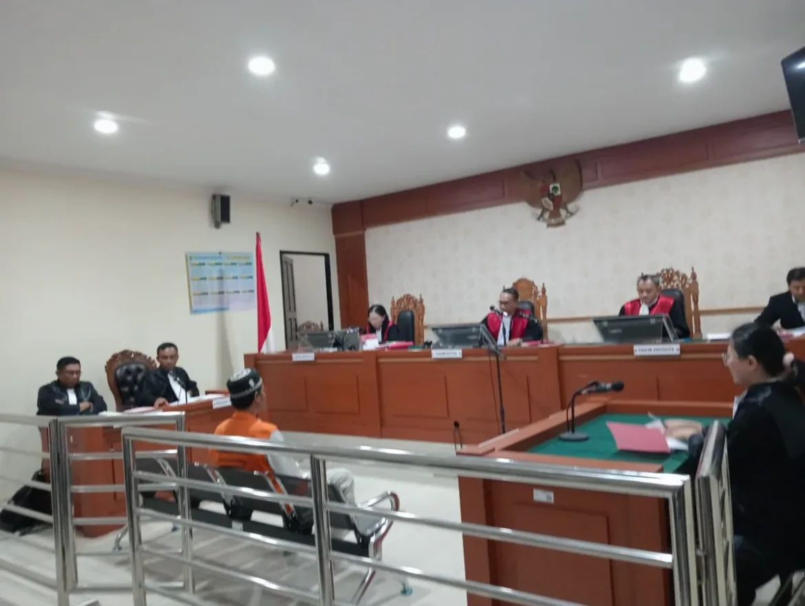Andre saat mendengarkan putusan yang dibacakan majelis hakim dengan ketua Cahyono Reza Adrianto SH MH (Foto Filarianti)