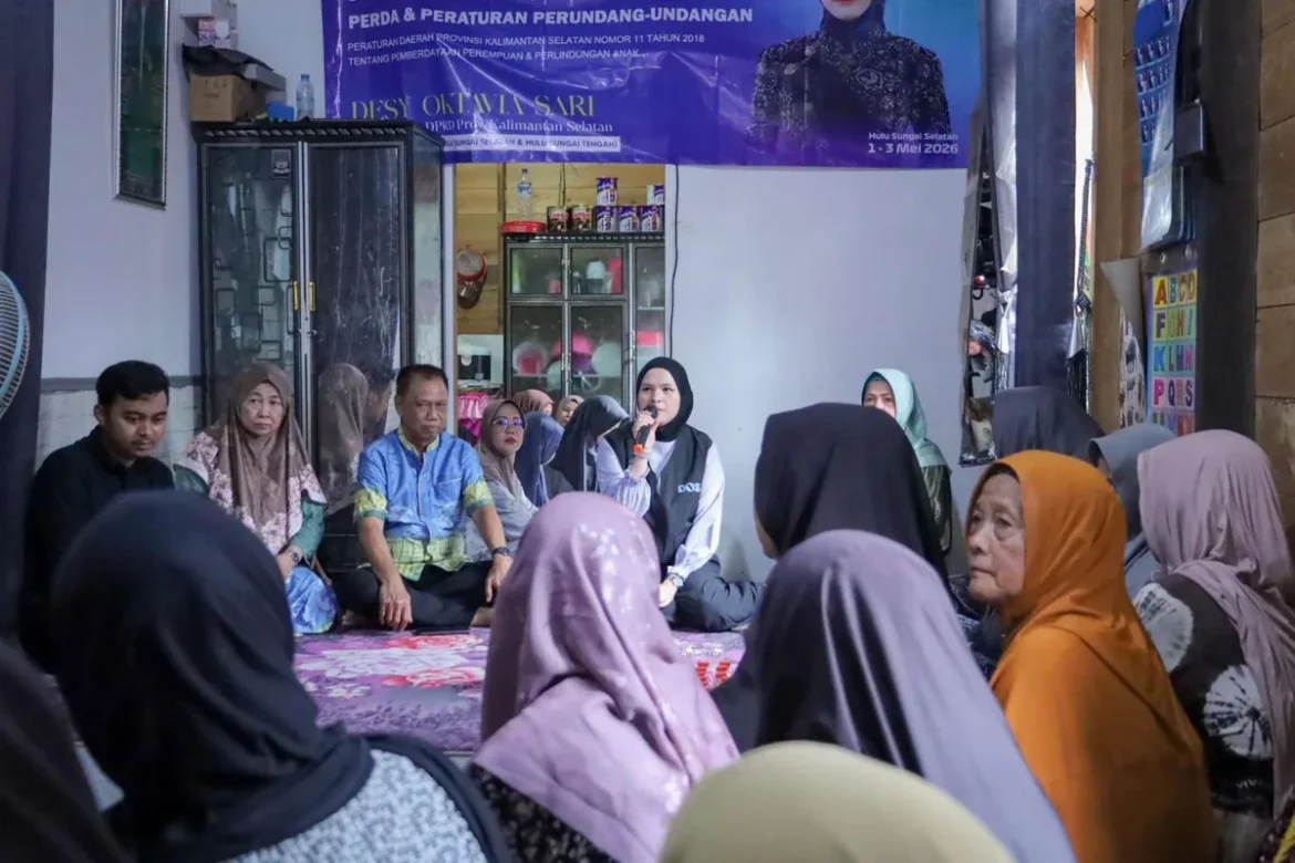 SOSIALISASI PERDA-Wakil Ketua DPRD Provinsi Kalsel Desy Oktavia Sari menggelar Sosialisasi Perda Kalsel di Kabupaten HSS.(foto : humasdprdkalsel)