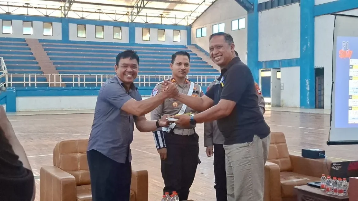 Penyelenggara bersama IMI Kalsel saat menggelar briefing dan regrouping sebagai persiapan pemantapan pelaksanaan Kejurnas Rally Banua seri 1 dan Seri 2, Selasa (5/5/2026) di GOR Rudy Resnawan, Banjarbaru. (foto: ist/brt)