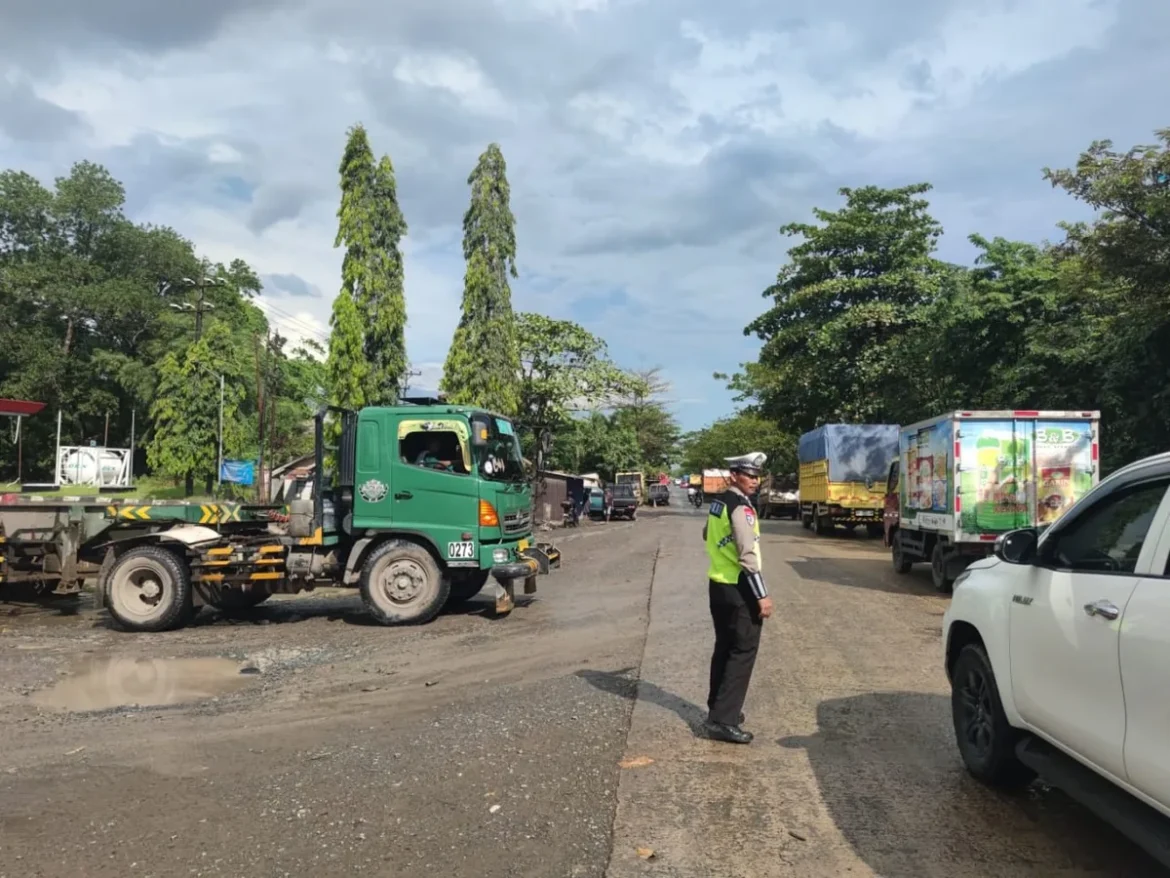 PENERTIBAN PARKIR – Personel gabungan Satlantas dan Sat Reskrim Polresta Banjarmasin bersama Dinas Perhubungan saat melakukan penertiban antrean kendaraan dan pengawasan penyalahgunaan BBM subsidi di kawasan SPBU Jalan Lingkar Basirih, Rabu (7/5/2026). (foto:istimewa)