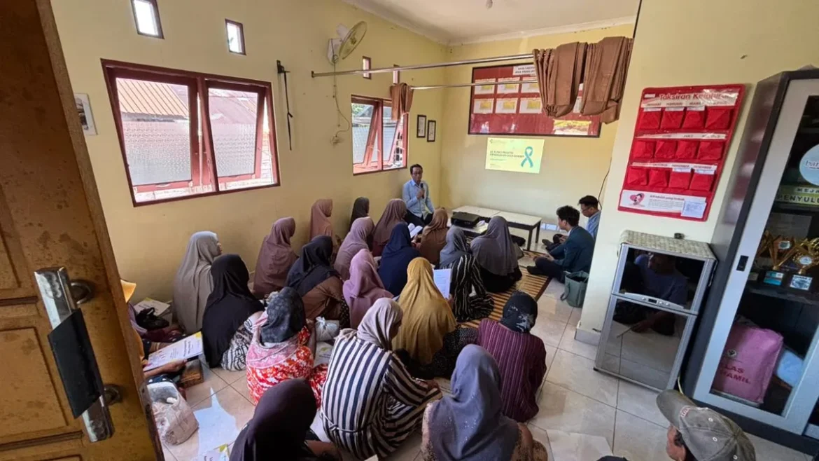 Tim Pengabdian Masyarakat Politeknik Kesehatan Kemenkes Banjarmasin saat memberikan edukasi kepada masyarakat terkait pola makan bagi penderita diabetes melitus di Desa Pasar Jati, wilayah kerja Puskesmas Astambul, Kabupaten Banjar. (foto ist/brt)