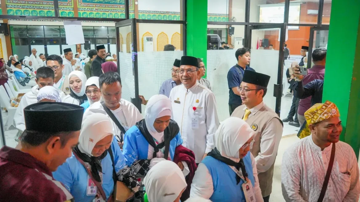 LEPAS JCH-Ketua DPRD Provinsi Kalsel Dr (HC) H Supian HK, SH, MH turut melepas jemaah calon haji (JCH) asal Kabupaten HSU di Embarkasi Asrama Haji Banjarmasin di Banjarbaru.(foto : humasdprdkalsel)