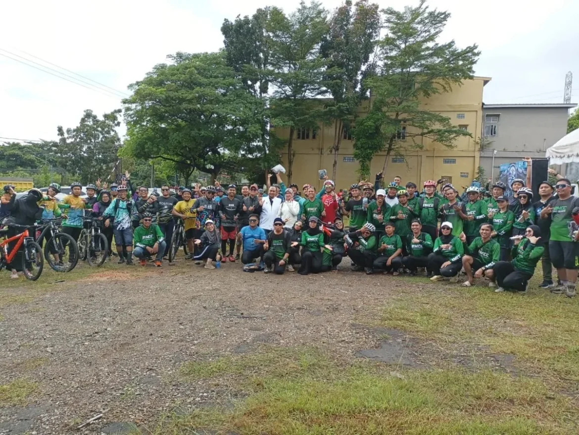 Kadispora Pebriadin Hapiz didampingi Kepala Bidang Pembudayaan Olahraga, Muhammad Anugrah, bersama peserta gowes, Minggu (10/5/2026) di kawasan Jalan Sungai Ulin, Kota Banjarbaru. (foto: Tolah/brt)