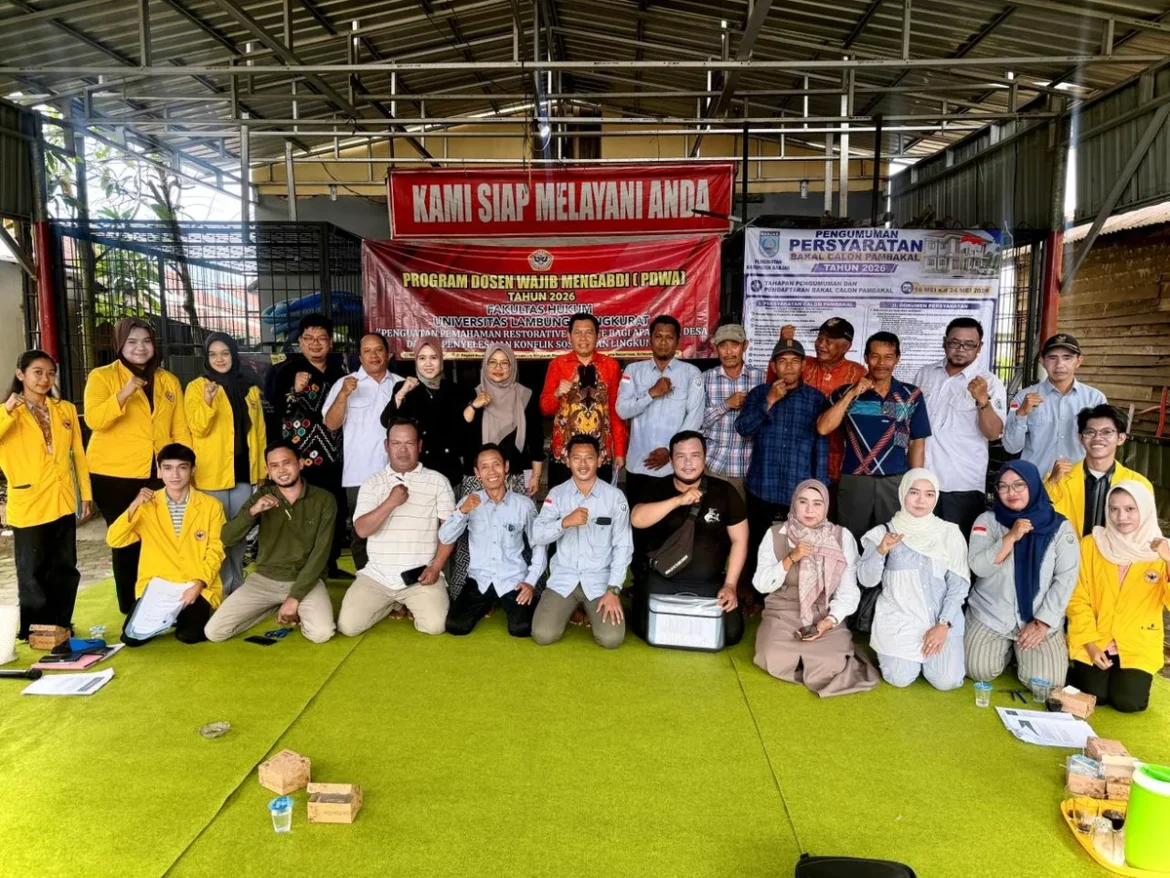 Tim Pengabdian Masyarakat FH ULM berfoto bersama warga usai kegiatan di Desa Gudang Hirang”. Kegiatan digelar pada Senin (18/05/2026). (Foto:ist).