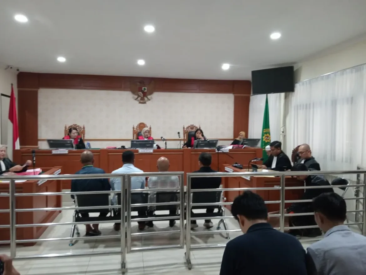 H. Sar'ie saksi korban bersama saksi lainnya saat memberikan kesaksian pada sidang penipuan bisnis bara bara dengan terdakwa H. Ady (Foto Filarianti)