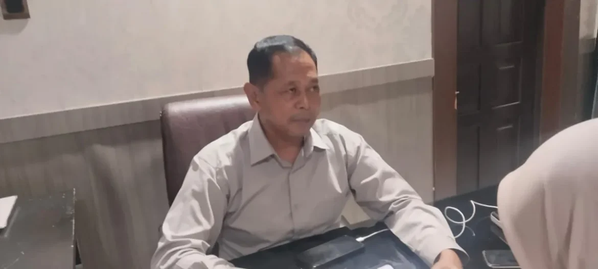TERBAKAR - Plh Kasat Lantas Polresta Banjarmasin AKP R Joko S saat menjelaskan kecelakaan di Jembatan Alalak yang melibatkan mobil dan dua ranmor terbakar, Rabu (20/5/2026). (foto:sum/brt)