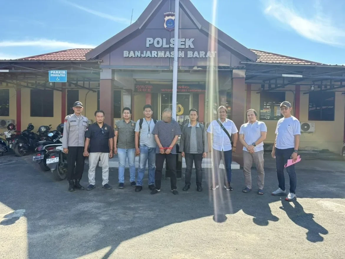 DPO DIBEKUK - DH bos ekspedisi PT Raand Putra Borneo Jakut dijemput Reskrim Polres Metro Jakarta Utara usai dibekuk Unit Jatanras Polresta Banjarmasin, Selasa (19/5/2026). (foto:istimewa)