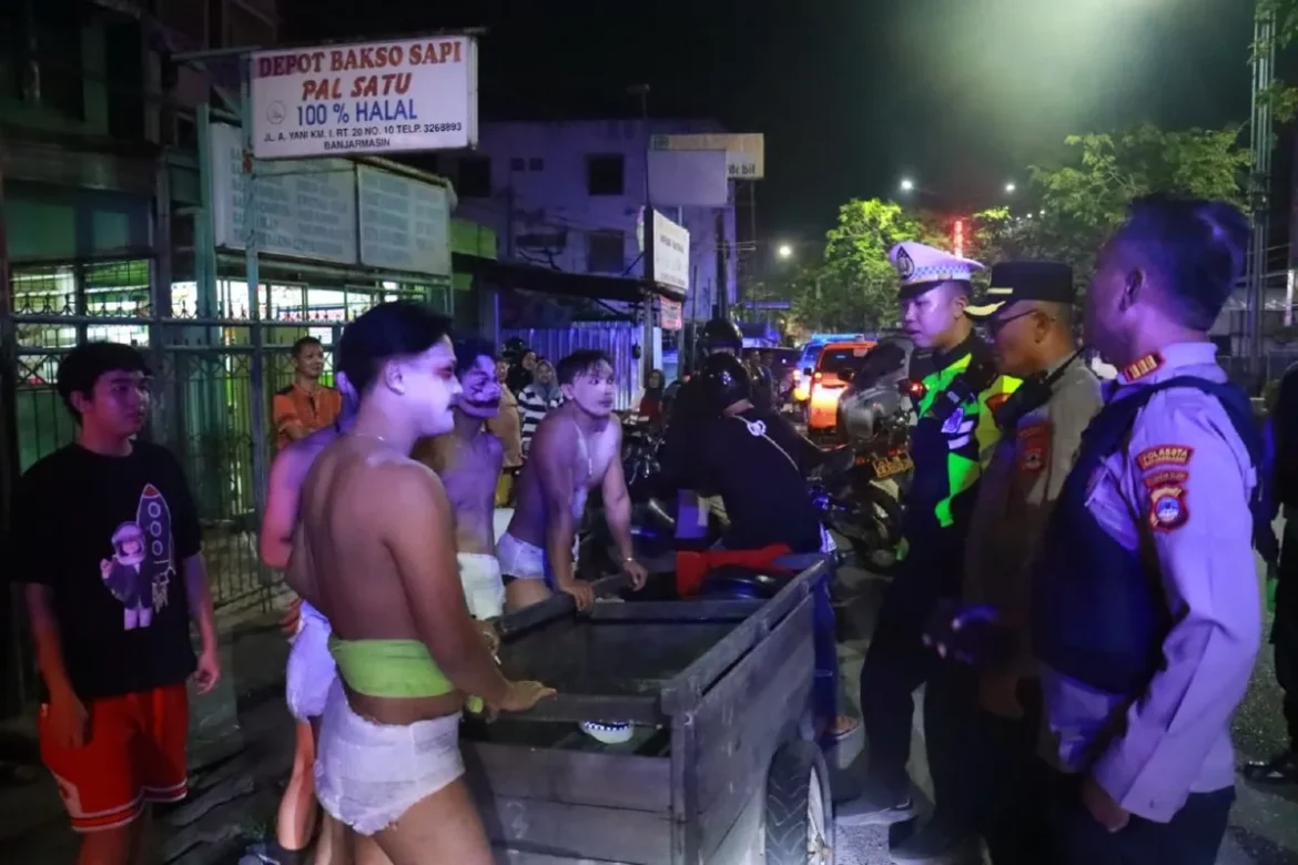 KONTEN MERESAHKAN - Sejumlah remaja dengan dandanan menyerupai tuyul saat diamankan dan diberi teguran oleh petugas patroli Polresta Banjarmasin di kawasan Jalan A Yani Km 1, Banjarmasin Tengah, Minggu (24/5/2026) dini hari. (foto:istimewa)