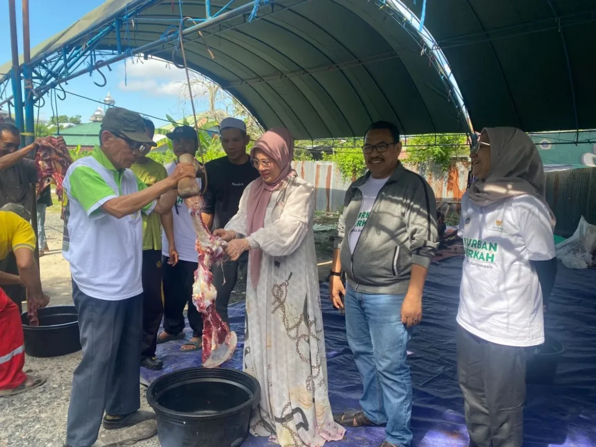 Pemotongan daging yang dilakukan Pembina Yayasan Uniska, Rahmi Hayati dan Rektor Uniska, Prof M Zainul (foto: istimewa)