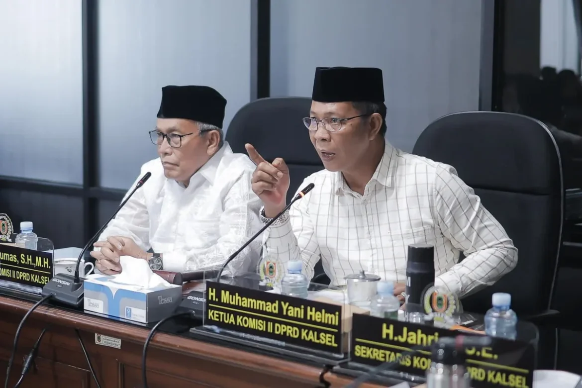 RAPAT PANSUS-Ketua Pansus I DPRD Provinsi Kalsel Muhammad Yani Helmi saat memimpin rapat pansus bersama mitra kerja.(foto : humasdprdkalsel)