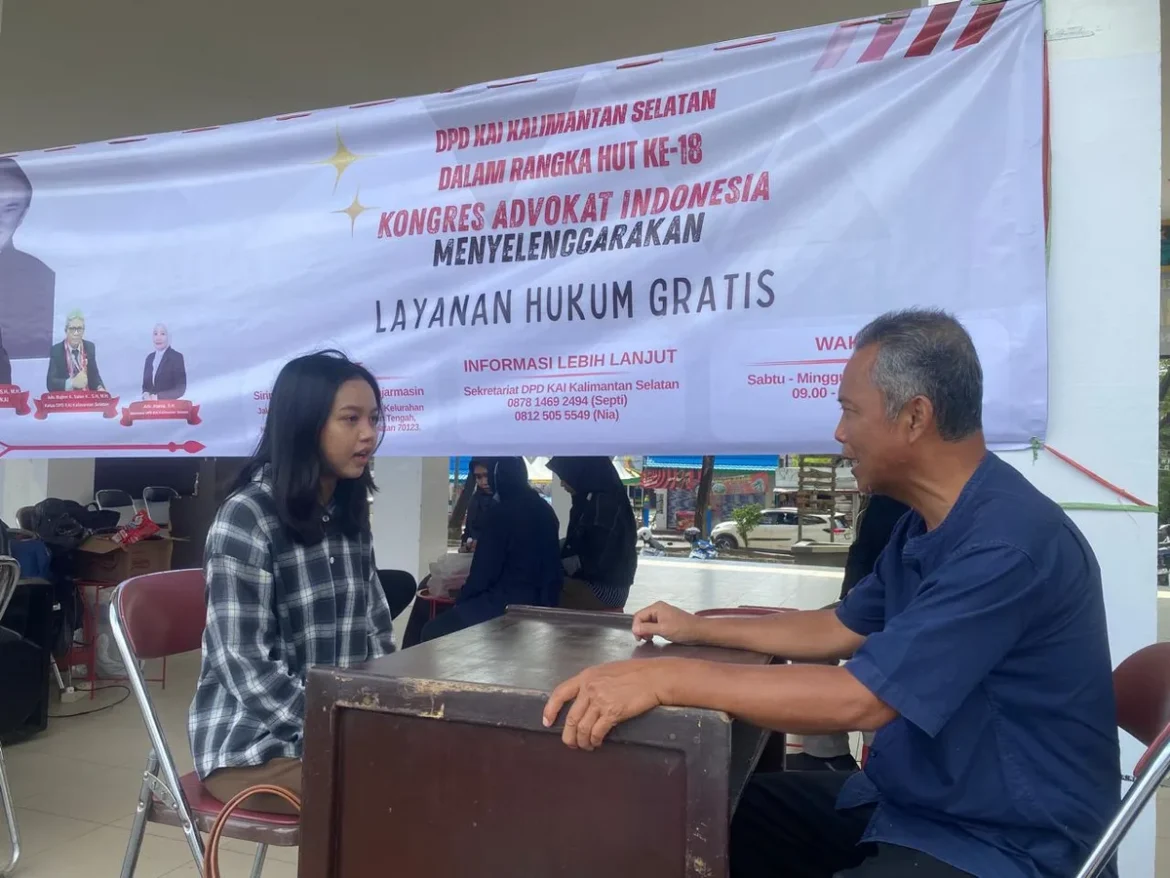 Warga Manfaatkan Layanan Hukum Gratis DPD KAI Kalsel di Menara Pandang (Foto Sum)