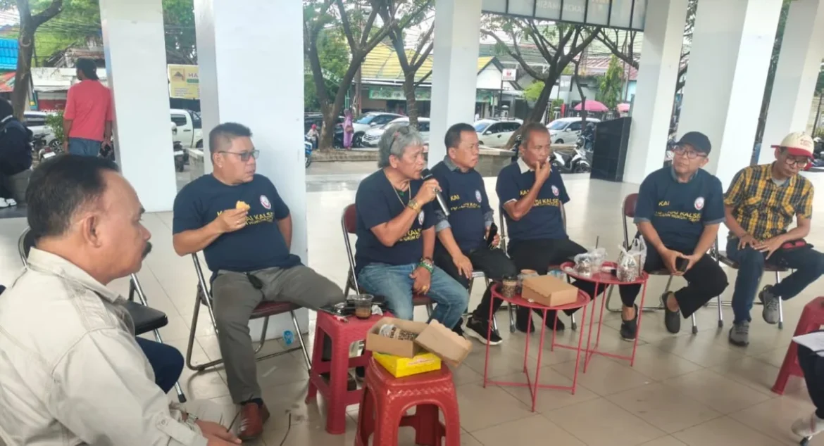 FORUM DISKUSI HUKUM – Sejumlah narasumber dan peserta mengikuti Forum Diskusi Hukum bertema “Orientasi Tata Kelola Keuangan Daerah: Analisis Mitigasi Administratif atas Imbauan KPK Terkait Penghentian Hibah kepada Instansi Vertikal” yang digelar DPD KAI Kalimantan Selatan di kawasan Menara Pandang, Jalan Kapten Piere Tendean, Banjarmasin, Minggu (31/5/2026). (Foto: Mercy )