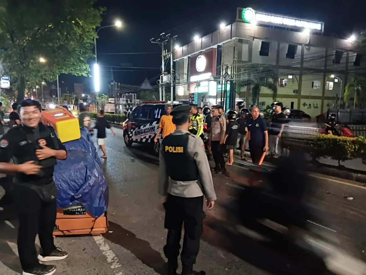 PATROLI SUBUH - Tim Patroli dan URC Macan Resta Polresta Banjarmasin saat patroli sampai subuh guna antisipasi gangguan kamtibmas, Minggu (31/5/2026) dinihari. (foto:istimewa)