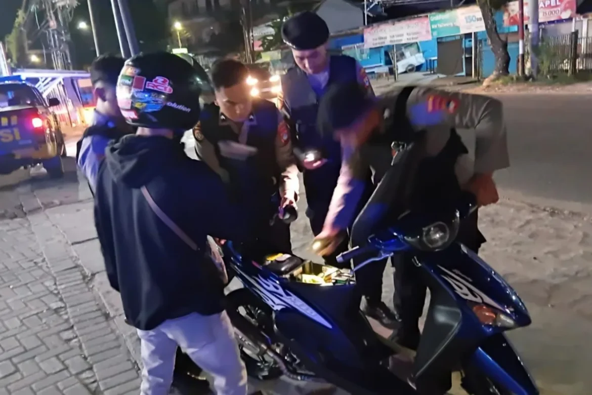 RAZIA MOTOR - Anggota Unit Reaksi Cepat (URC) Macan Resta Banjarmasin saat mengamankan salah satu motor yang dicurigai pemalu balap liar, Minggu (31/5/2026) dinihari. (foto:istimewa)