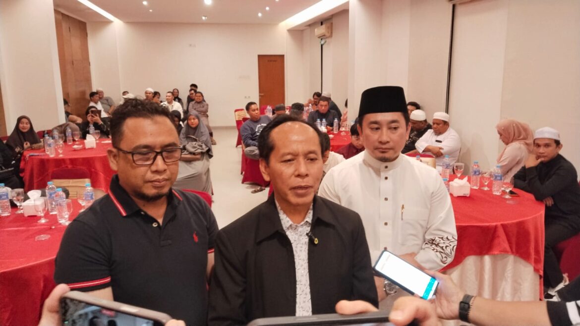 Ketua FK PATUH Kalsel H Saridi Salimin bersama HM Kholik dan Ustad HM Taufan Aulia Akbar