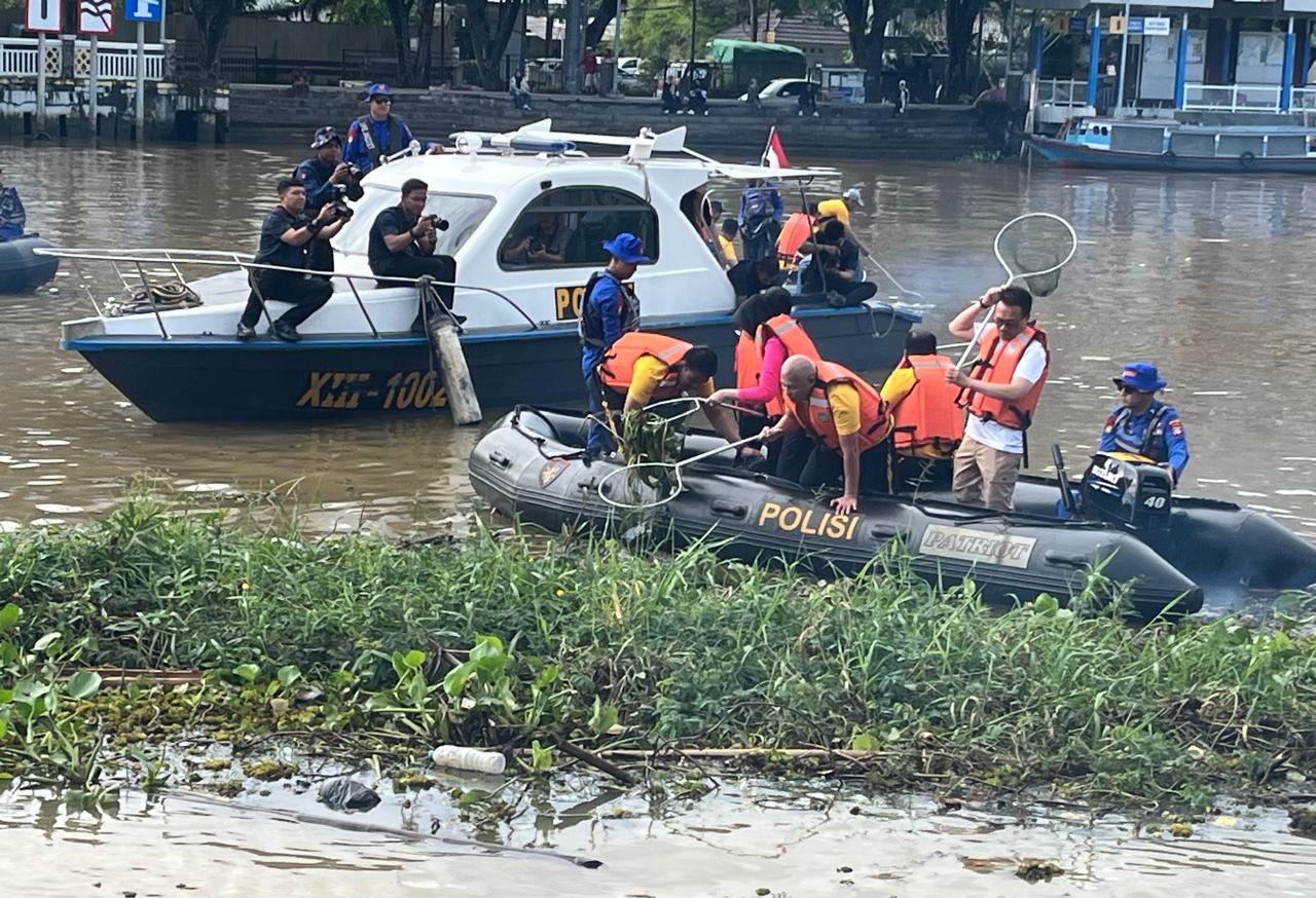 BAKTI KEBERSIHAN - Kapolda Kalsel Irjen Pol Dr. Rosyanto Yudha Hermawan bersama Ketua Bhayangkari Daerah Kalsel, Wakapolda Brigjen Pol Noviar serta unsur Forkopimda mengikuti aksi bersih-bersih di kawasan Siring 0 Kilometer Banjarmasin, Jumat (5/6/2026). (foto: Iman Satria )