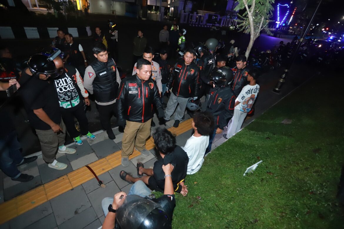 Tiga remaja diamankan petugas Unit Reaksi Cepat (URC) Satreskrim Polresta Banjarmasin karena kedapatan membawa senjata tajam saat patroli kamtibmas di wilayah Kota Banjarmasin, Minggu (14/6/2026) dini hari. (Foto: Istimewa)
