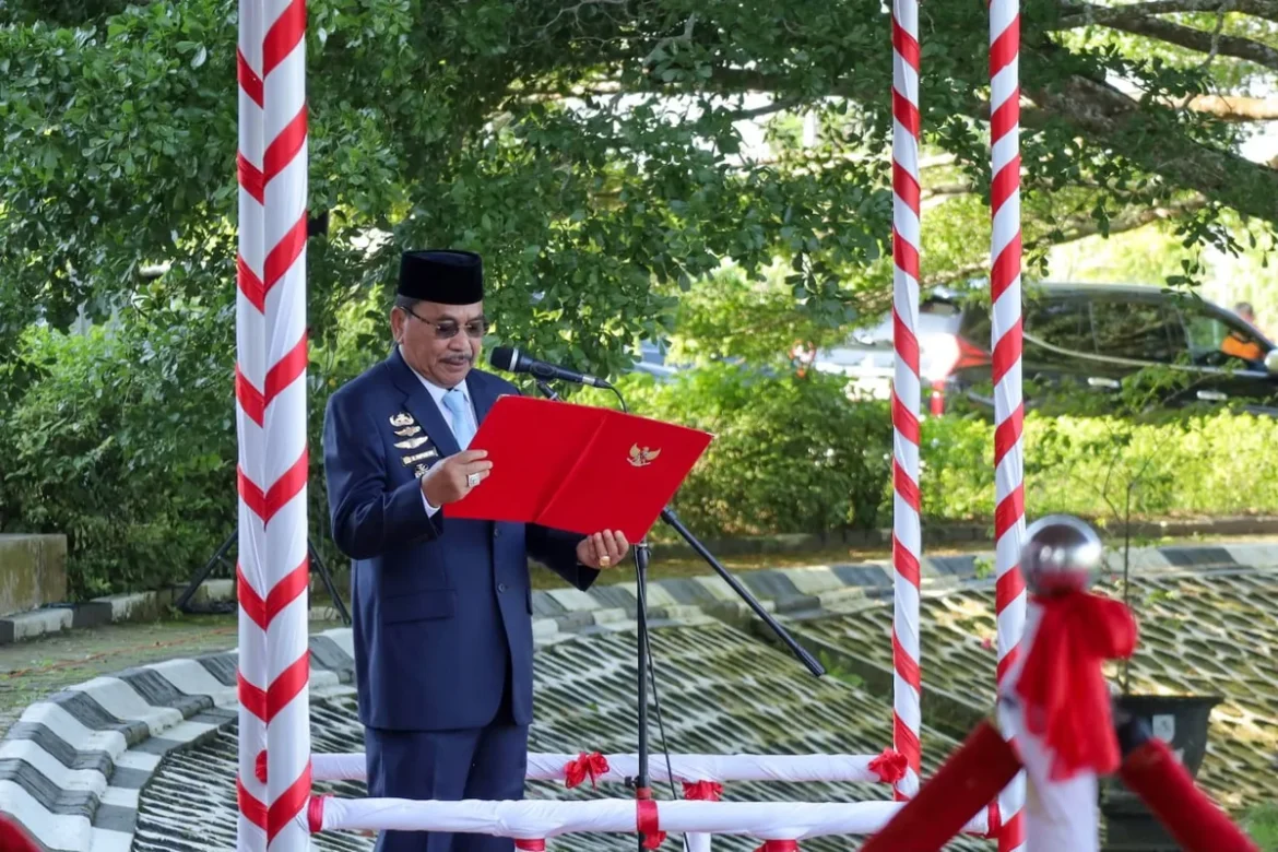 NASKAH UUD-Ketua DPRD Provinsi Kalsel Dr (HC) H Supian HK, SH, MH saat membacakan Naskah Pembukaan UUD Negara Republik Indonesia Tahun 1945 pada Upacara Peringatan Hari Lahir Pancasila yang berlangsung di halaman Kantor Setda Provinsi Kalsel di Banjarbaru.(foto : humasdprdkalsel)
