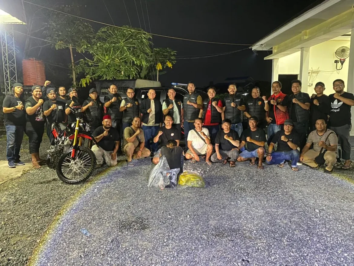 TANGKAP PELAKU - Anggota Reskrim Polsek Banjarmasin Selatan dibackup Ops Macan Resta Banjarmasin, Opsnal Macan Polda Kalsel dan Resmob Polda Kalsel saat mengamankan pelaku pembunuhan di kawasan Basirih, Selasa (2/6/2026). (foto: istimewa)