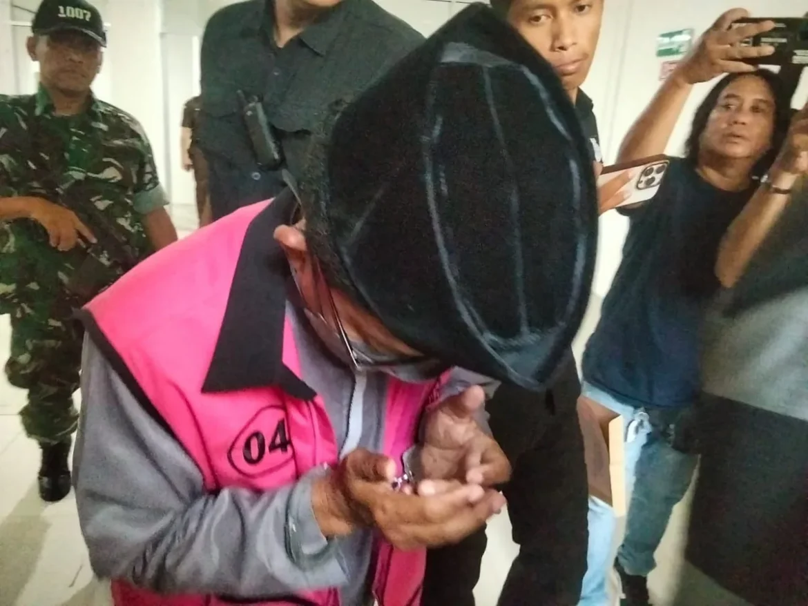 Tersangka AB saat akan dibawa ke Lapas Teluk Dalam menggunakan mobil tahanan. (foto: Filarianti)
