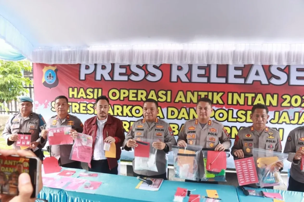 Plh Kapolresta Banjarmasin didampingi Wakapolresta AKBP Arwin Amrih Wientama, Kasat Narkoba Kompol Syuaib Abdullah serta para kapolsek saat menggelar rilis hasil Operasi Antik Intan 2026 di Mapolresta Banjarmasin, Selasa (2/6/2026). (foto: istimewa)
