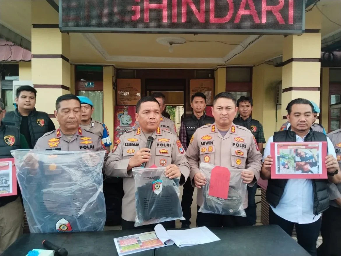 GELAR KASUS - Plh Kapolresta Banjarmasin Kombes Pol Timbul Rein Krisman Siregar didampingi Wakapolresta AKBP Arwin Amrih Wientama dan Kapolsek Banjarmasin Selatan Kompol Christugus Lirens saat memperlihatkan barang bukti kasus pembunuhan di Basirih, Selasa (2/6/2026). (foto:sum/brt)