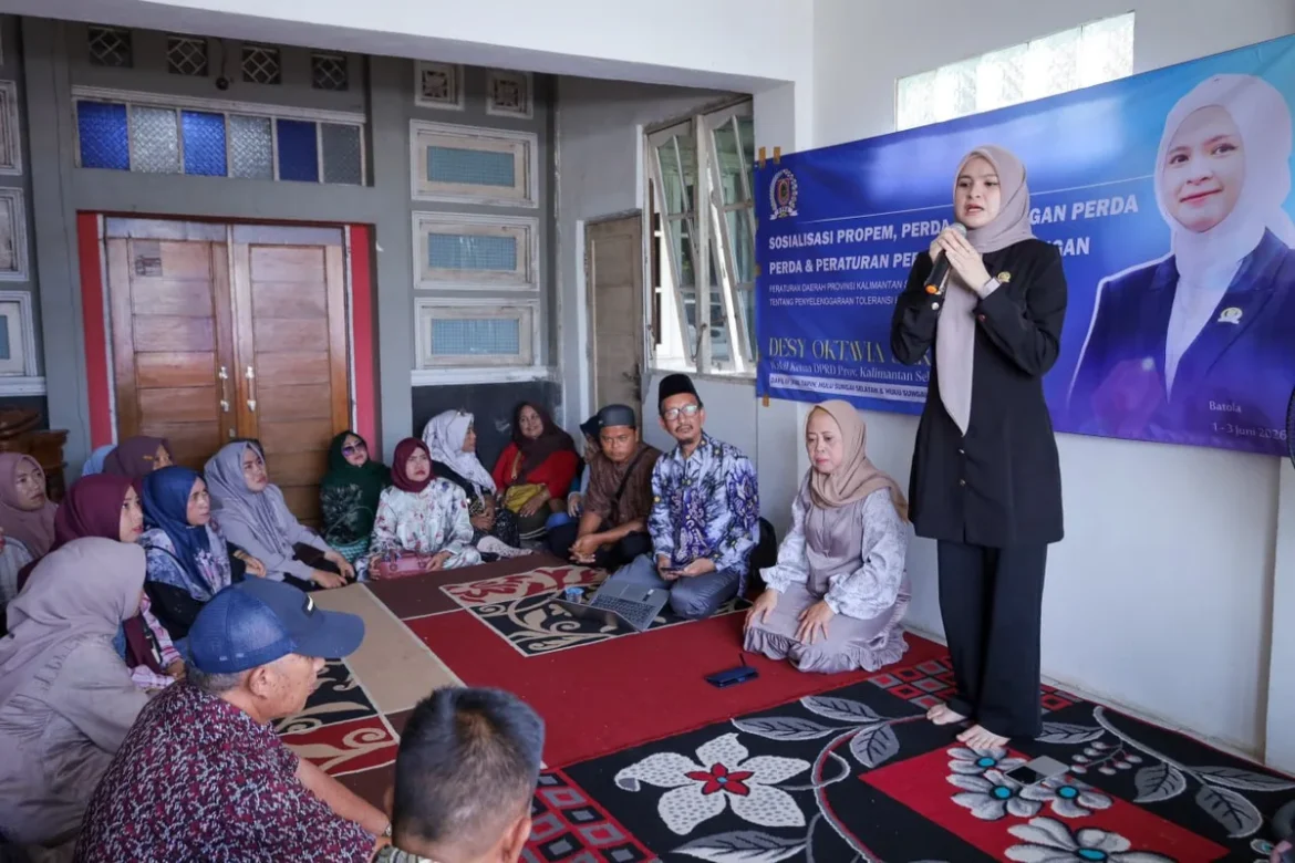 SOSIALISASI PERDA-Wakil Ketua DPRD Provinsi Kalsel Desy Oktavia Sari menggelar Sosialisasi Perda Kalsel Nomor 12 Tahun 2022 tentang Penyelenggaraan Toleransi Kehidupan Bermasyarakat dan Perda Kalsel Nomor 8 Tahun 2018 tentang Pengelolaan Sampah yang berlangsung di Kabupaten Batola.(foto : humasdprdkalsel)