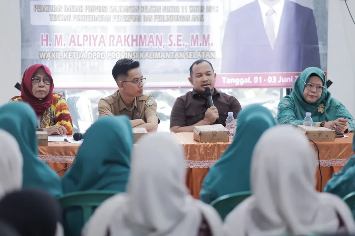 SOSIALISASI PERDA-Wakil Ketua DPRD Provinsi Kalsel HM Alpiya Rakhman, SE, MM menggelar kegiatan Sosialisasi Perda Kalsel Nomor 11 Tahun 2018 tentang Pemberdayaan Perempuan dan Perlindungan Anak di dua kecamatan di wilayah Kabupaten Kotabaru.(foto : humasdprdkalsel)