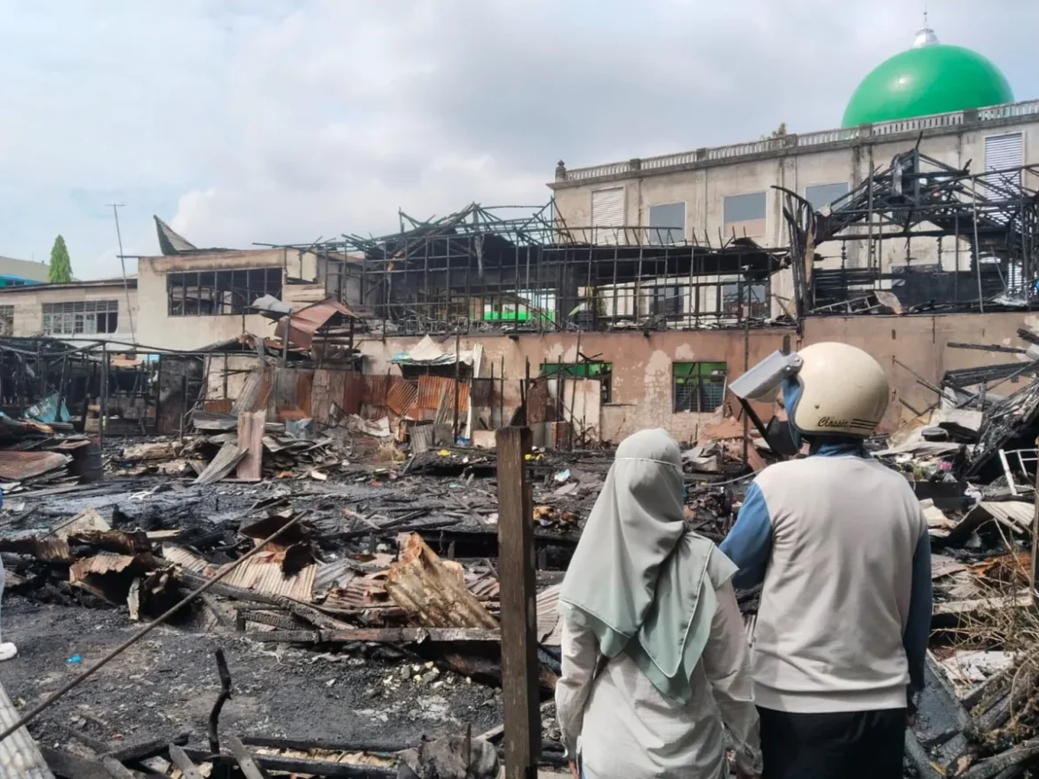 PASCA KEBAKARAN - Api menghanguskan lima rumah warga dan 18 ruangan MTs Muhammadiyah 1 Banjarmasin di Jalan S. Parman, Gang Kalimantan I, Kelurahan Belitung Utara, Kecamatan Banjarmasin Barat, Rabu (3/6/2026) jelang Subuh. (foto:sum/brt)