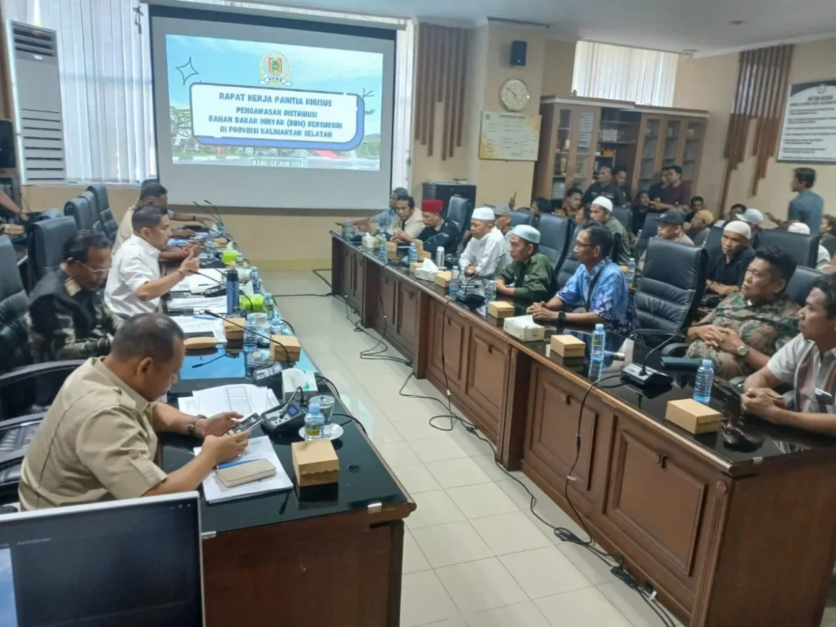 RAPAT PERDANA-Pansus Pengawasan Distribusi BBM Bersubsidi jenis Biosolar menggelar rapat perdana bersama instansi terkait dan LSM serta para sopir truk se-Kalsel.(foto : ist)