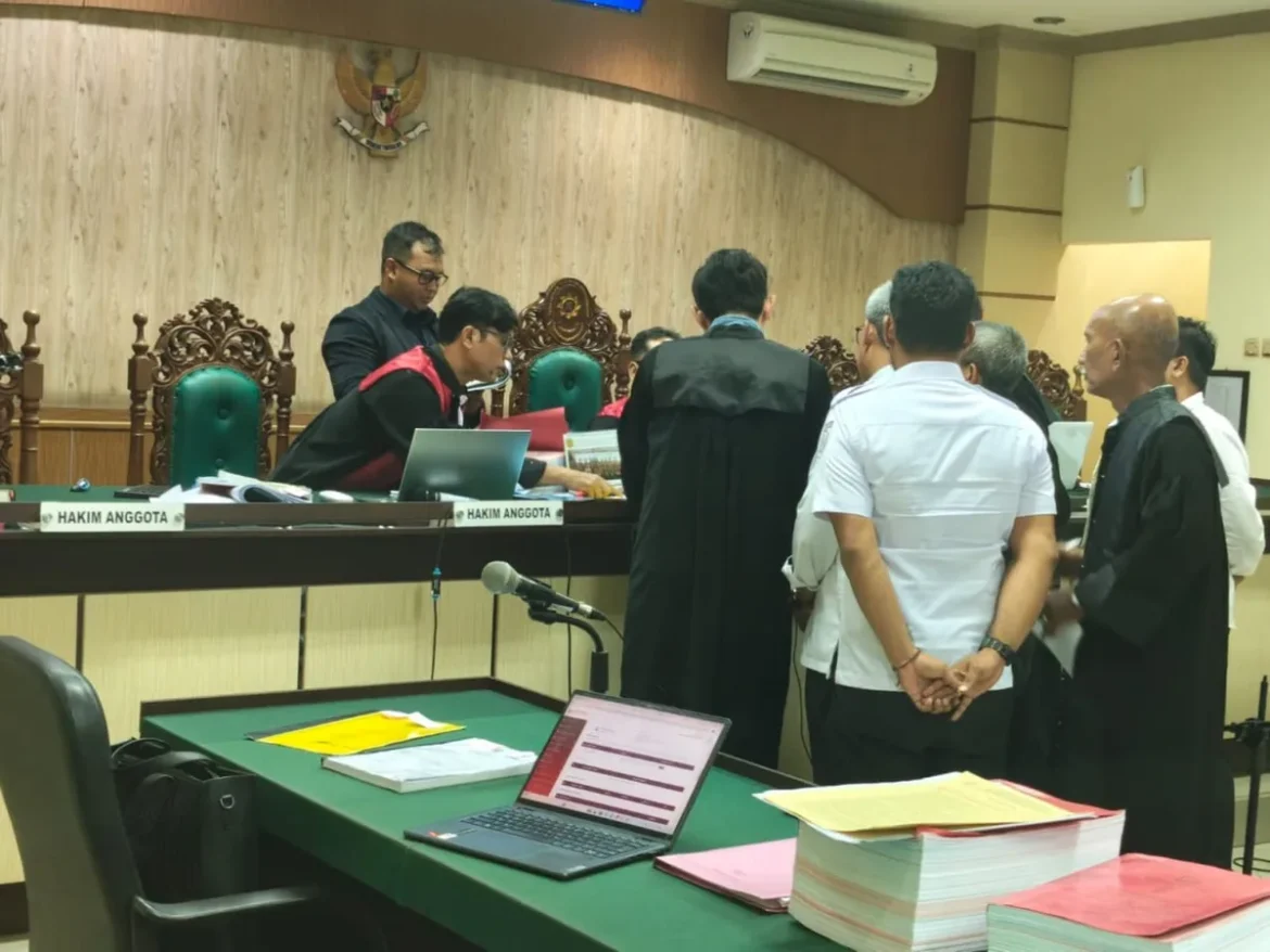 Majelis hakim saat memanggil kedua saksi Akhriani dan Chandra serta penasihat hukum dan JPU untuk memastikan terkait keterangan saksi dalam sidang dugaan korupsi proyek pembangunan lapangan futsal Kabupaten Balangan di Pengadilan Tipikor Banjarmasin. (foto: Mercy)