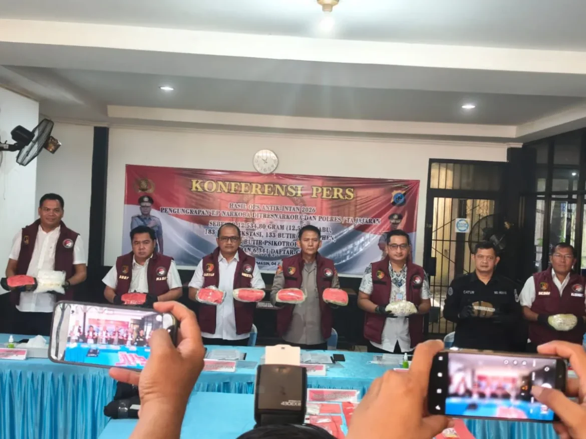 Direktur Resnarkoba Polda Kalsel Kombes Pol Baktiar didampingi jajaran dan perwakilan BNN, menunjukkan barang bukti sabu seberat 9,5 kilogram yang diamankan dari dua kurir jaringan Fredy Pratama dalam Operasi Antik Intan 2026. (foto: Iman Satria )