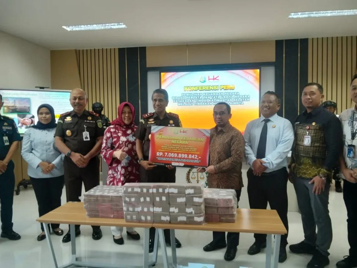 Kajati Kalsel Tiyas Widiarto SH MH secara simbolis menyerahkan penyelesaian pembayaran kerugian akibat kerusakan konstruksi proyek Jembatan Penghubung Pulau Kalimantan–Pulau Laut di Kabupaten Kotabaru ( Foto Filarianti )