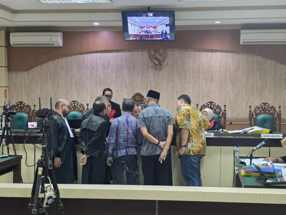 Saksi Ketua KPU Hulu Sungai Utara (HSU), Ihsan Rahmani, saat memberikan keterangan di persidangan dan diperlihatkan sejumlah dokumen oleh Jaksa Penuntut Umum di Pengadilan Tipikor Banjarmasin (Foto Istimewa)