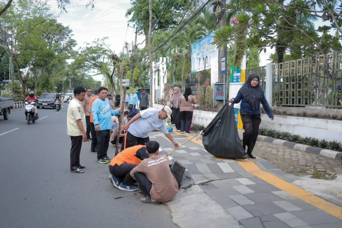 BERSIH LINGKUNGAN-Karyawan Sekretariat DPRD Provinsi Kalsel melaksanakan kegiatan gotong royong membersihkan lingkungan Gedung DPRD Provinsi Kalsel di Jl Lambung Mangkurat Banjarmasin.(foto : humasdprdkalsel)