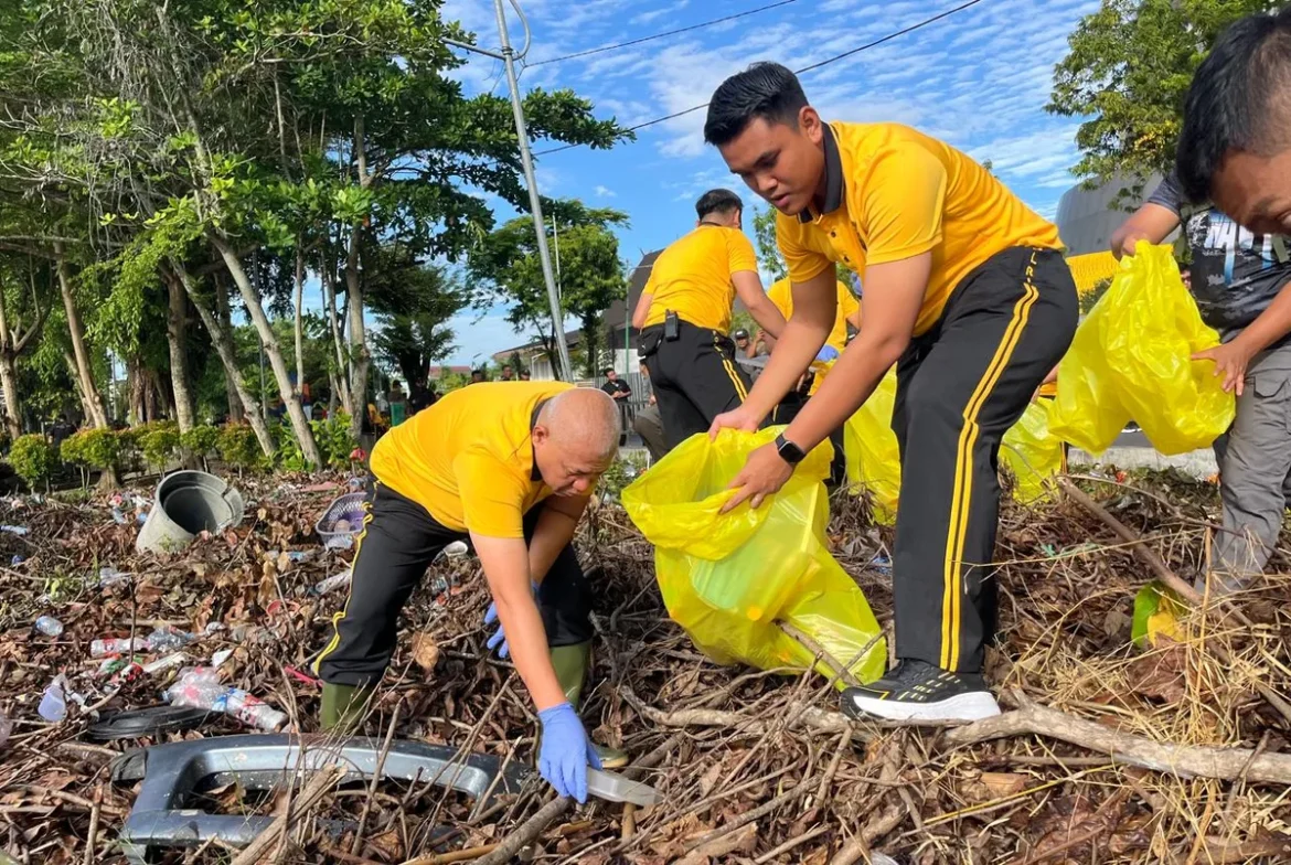 BAKTI KEBERSIHAN - Kapolda Kalsel Irjen Pol Dr. Rosyanto Yudha Hermawan bersama Ketua Bhayangkari Daerah Kalsel, Wakapolda Brigjen Pol Noviar serta unsur Forkopimda mengikuti aksi bersih-bersih di kawasan Siring 0 Kilometer Banjarmasin, Jumat (5/6/2026). (foto: Iman Satria )