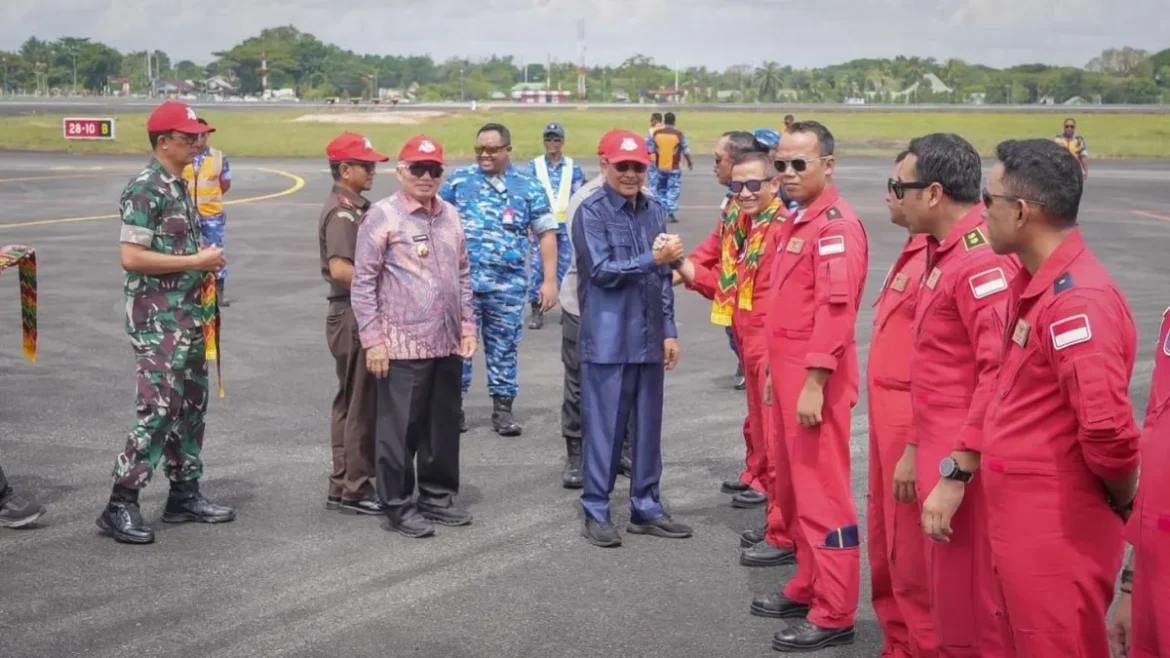 ATRAKSI UDARA-Ketua DPRD Provinsi Kalsel Dr (HC) H Supian HK, SH, MH salami personil Jupiter Aerobatic Team yang melakukan atraksi udara di Lanud Sjamsudin Noor Banjarbaru.(foto : humasdprdkalsel)