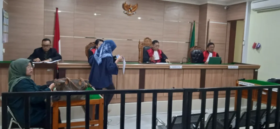 Penggugat dari Kantor Advokat Machfuyana dan Partners saat menyerahkan dokumen pendukung kepada majelis hakim dalam sidang sengketa pembagian harta pascaperceraian di Pengadilan Negeri Banjarmasin. (foto: istimewa)