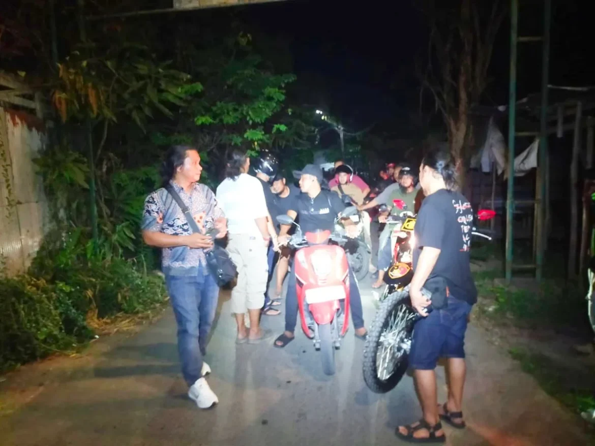 AMANKAN TAWURAN - Anggota Polresta Banjarmasin dan Polsek Banjarmasin Selatan saat mengamankan sejumlah remaja yang terlibat tawuran di Gang Hariti, Jalan Tembus Mantuil, Jumat (5/6/2026) dini hari. (foto:istimewa)