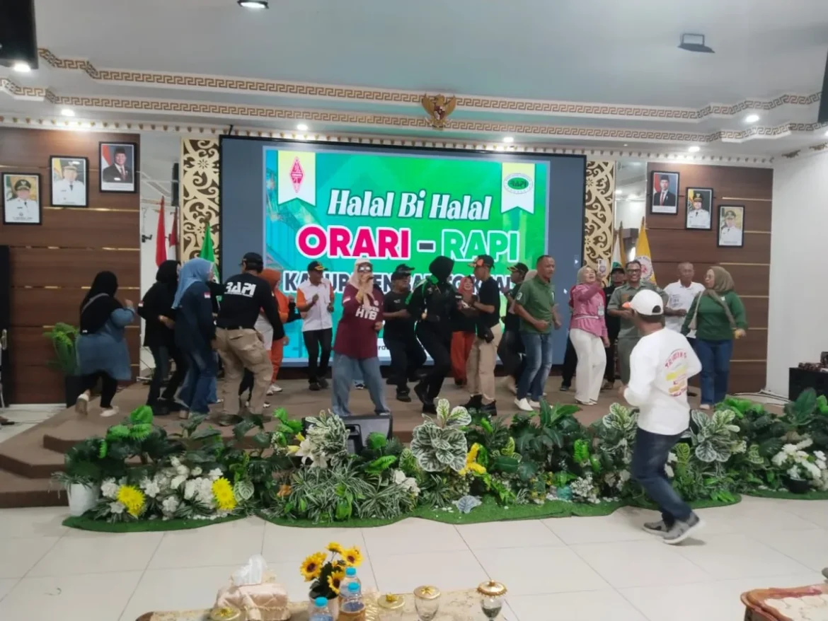 HALAL BIHALAL - Acara Halal Bihalal ORARI-RAPI Marabahan begitu meriah melalui hiburan nyanyi dan joget bersama di Aula Selidah Pemkab Batola, Ahad (7/6/2026).(foto : sum/brt)