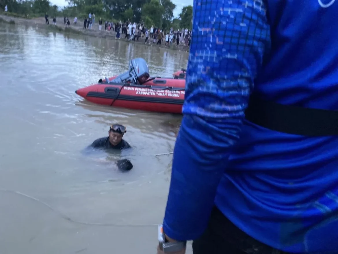 TEMUKAN KORBAN – Tim SAR Gabungan mengevakuasi jasad bocah yang sebelumnya dilaporkan tenggelam di Danau Komplek Arraudah 6, Karang Jawa, Kabupaten Tanah Bumbu, Minggu (7/6/2026) petang. (foto: istimewa)