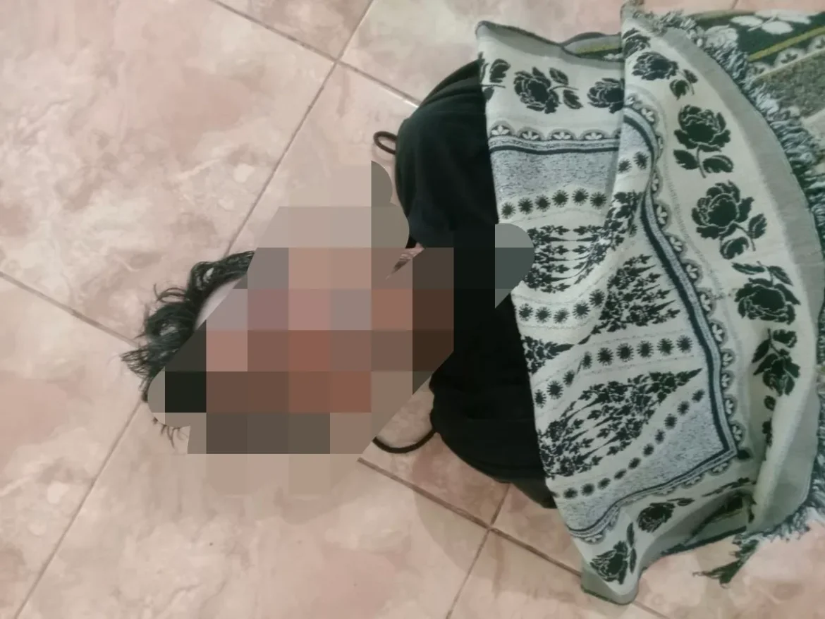 MENINGGAL DUNIA – Seorang pria ditemukan meninggal dunia di halaman Masjid Al Hidayah, kawasan Perumnas Kayu Tangi Ujung, Banjarmasin Utara, Senin (8/6/2026) pagi. Belakangan korban diketahui bernama Teguh Andry Niagara, warga Alalak Utara. (foto: istimewa)