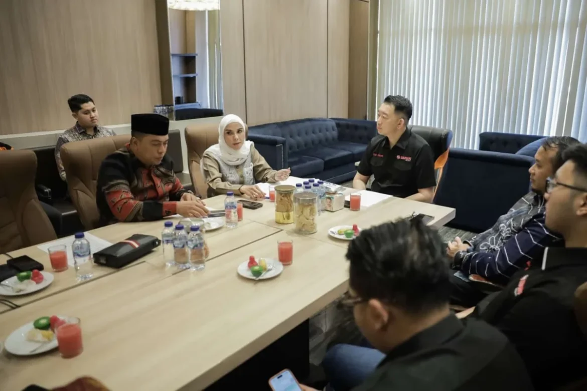 KUNJUNGAN KERJA-Rombongan Komisi III DPRD Provinsi Kalsel kunjungan kerja ke PT Bagong Dekaka Mandiri di Kabupaten Malang Jawa Timur jajaki kerja sama pengadaan bus listrik.(foto : humasdprdkalsel)