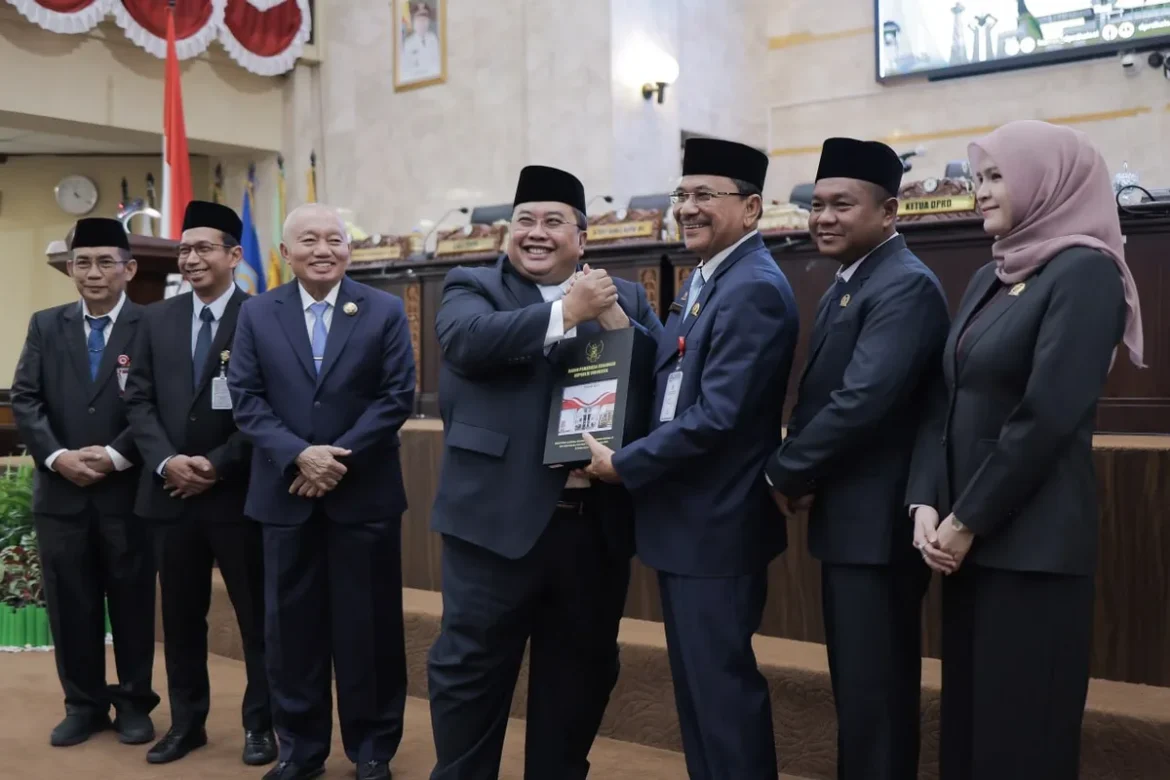 SERAHKAN LHP-Staf Ahli Bidang Keuangan Pemerintah Daerah BPK RI Dr Slamet Kurniawan, M.Sc menyerahkan dokumen Laporan Hasil Pemeriksaan (LHP) BPK RI Atas Laporan Keuangan Pemprov Kalsel Tahun 2025 kepada Ketua DPRD Provinsi Kalsel Dr (HC) H Supian HK, SH, MH.(foto : humasdprdkalsel)