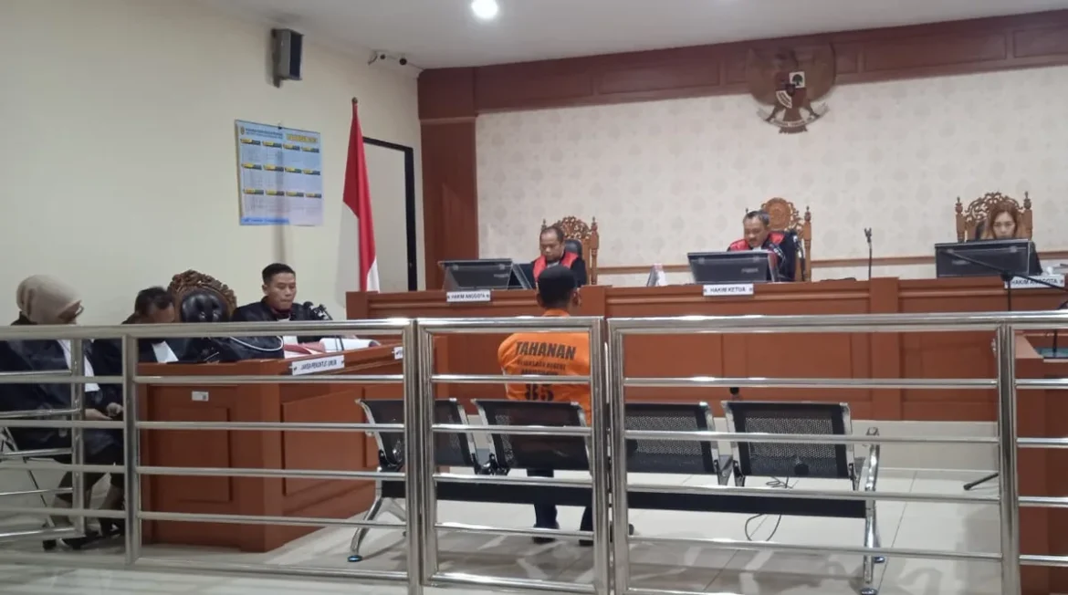 Terdakwa Ahmad Zaini Chair alias Chair saat menjalani persidangan agenda pembacaan tuntutan di Ruang Sidang Garuda Pengadilan Negeri Banjarmasin, Rabu (10/6/2026). (foto:istimewa)