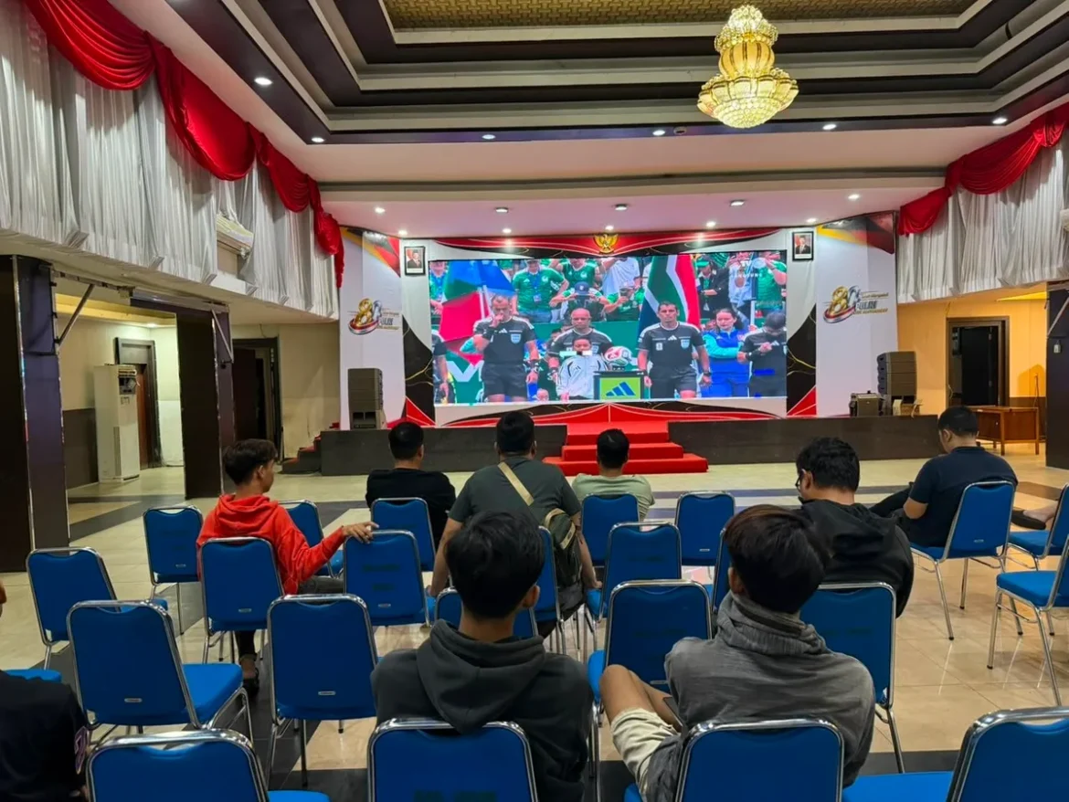 NONBAR BOLA – Keluarga besar Polresta Banjarmasin bersama Polsek jajaran menggelar nonton bareng (nobar) pertandingan Piala Dunia 2026 bersama masyarakat sebagai sarana mempererat silaturahmi dan kebersamaan. (foto: istimewa)