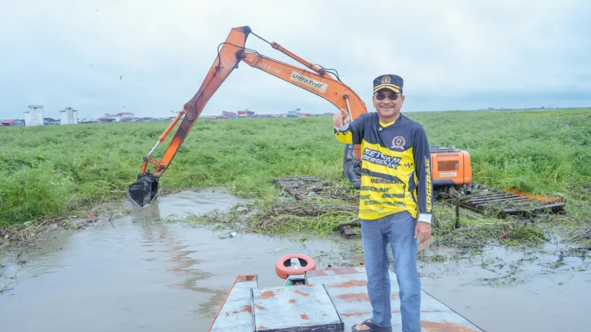 PENGERUKAN SUNGAI-Ketua DPRD Provinsi Kalsel Dr (HC) H Supian HK, SH, MH tinjau kegiatan pengerukan jalur sungai baru di Kecamatan Danau Panggang Kabupaten HSU.(foto : humasdprdkalsel)