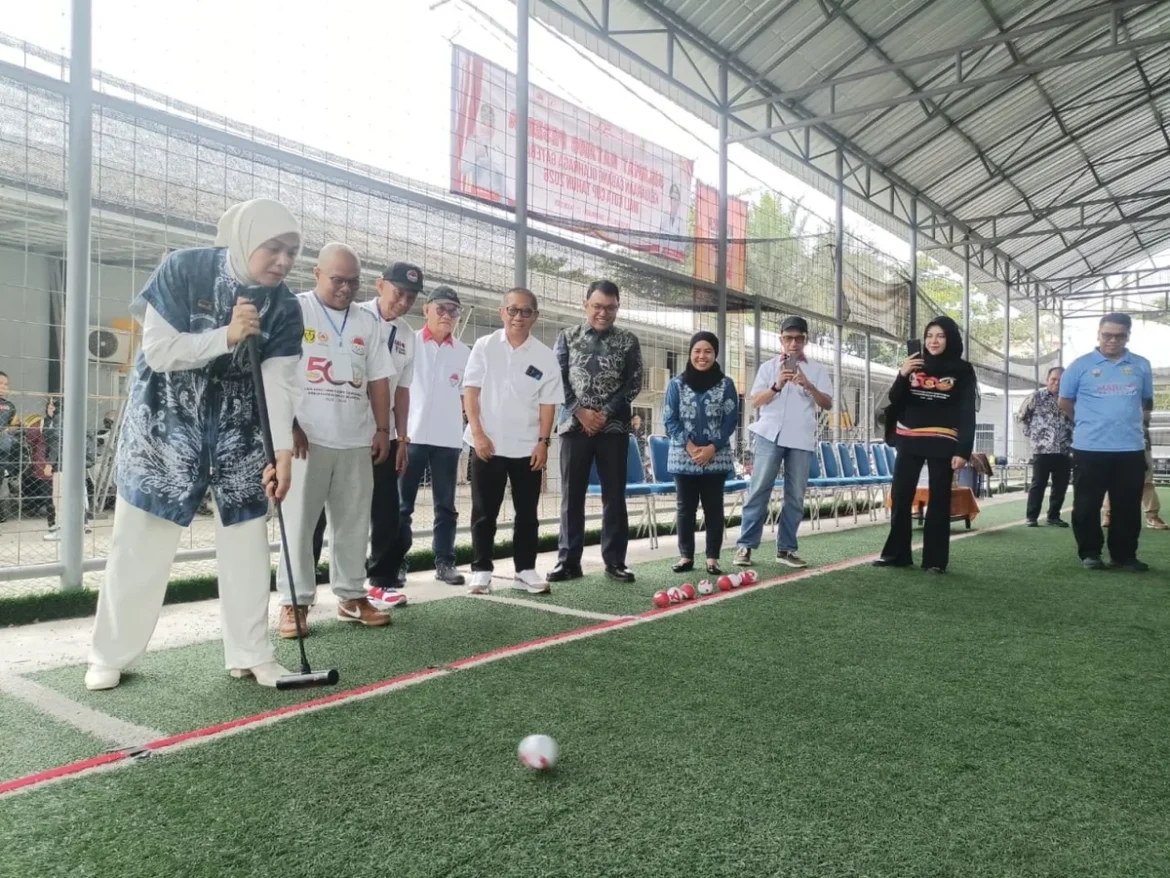 Pukulan pertama Wakil Walikota Banjarnasin, Hj Ananda, melakukan pukulan pertama menandai dimulainya Turnamen Gateball Wali Kota Cup Banjarmasin, Jumat (12/6/2026) Lapangan PJN 1 Banjarmasin. (foto: Tolah/brt)